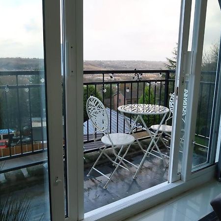 Two-Bedroom Apartment With Scenic Balcony View Shipley  Bagian luar foto