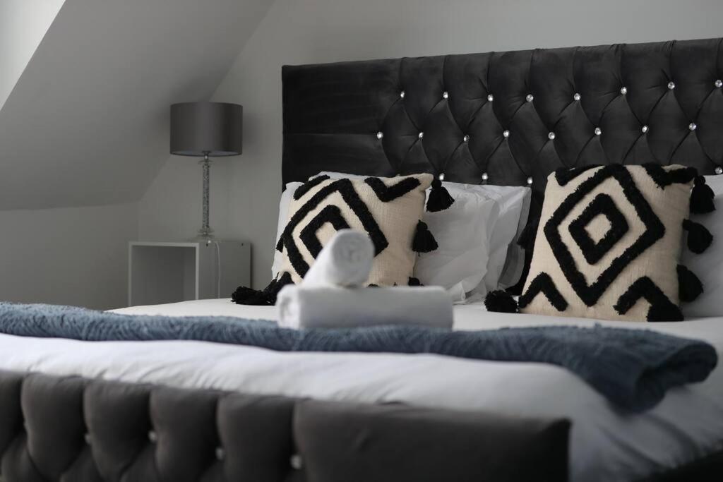 Two-Bedroom Apartment With Scenic Balcony View Shipley  Bagian luar foto