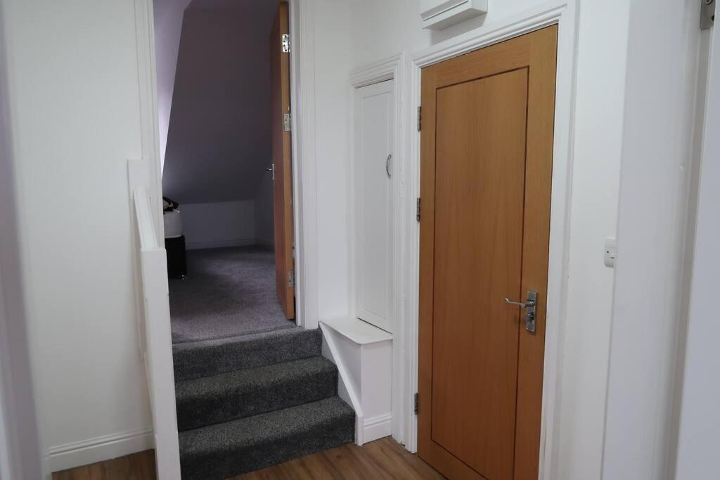 Two-Bedroom Apartment With Scenic Balcony View Shipley  Bagian luar foto