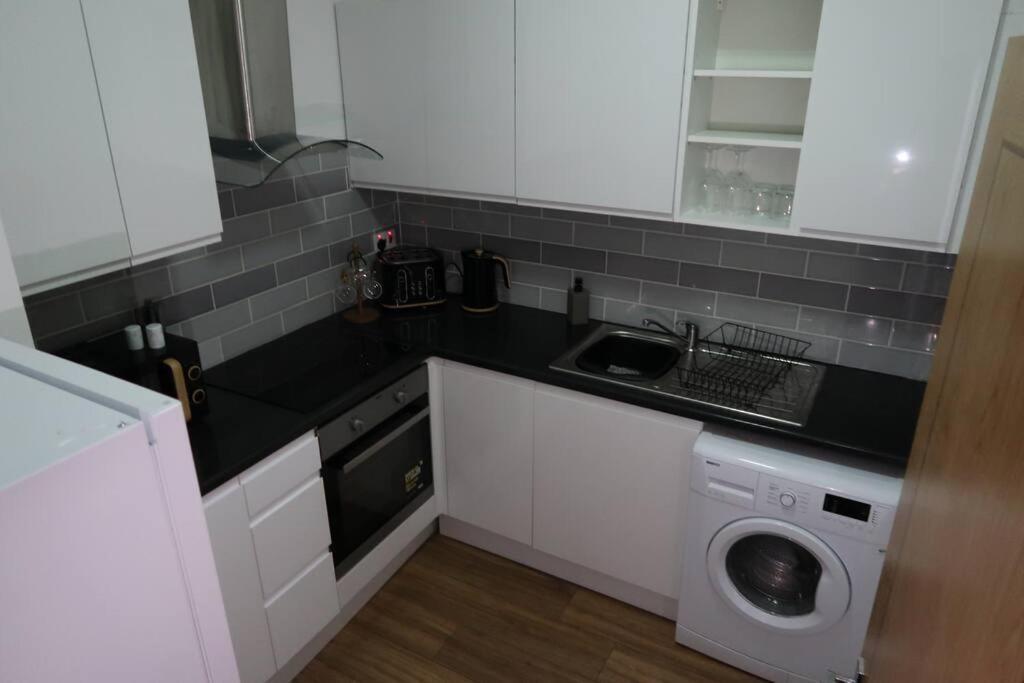 Two-Bedroom Apartment With Scenic Balcony View Shipley  Bagian luar foto