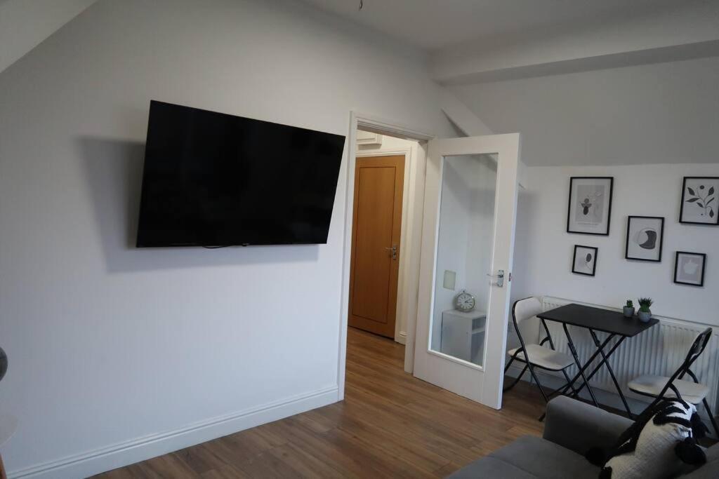 Two-Bedroom Apartment With Scenic Balcony View Shipley  Bagian luar foto