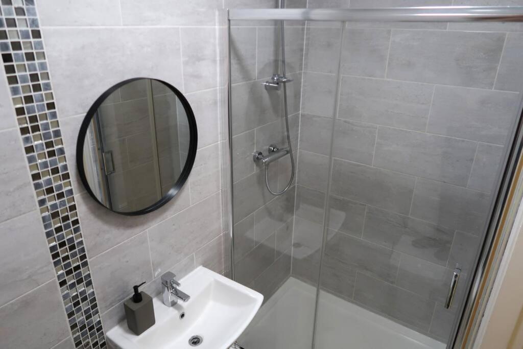 Two-Bedroom Apartment With Scenic Balcony View Shipley  Bagian luar foto