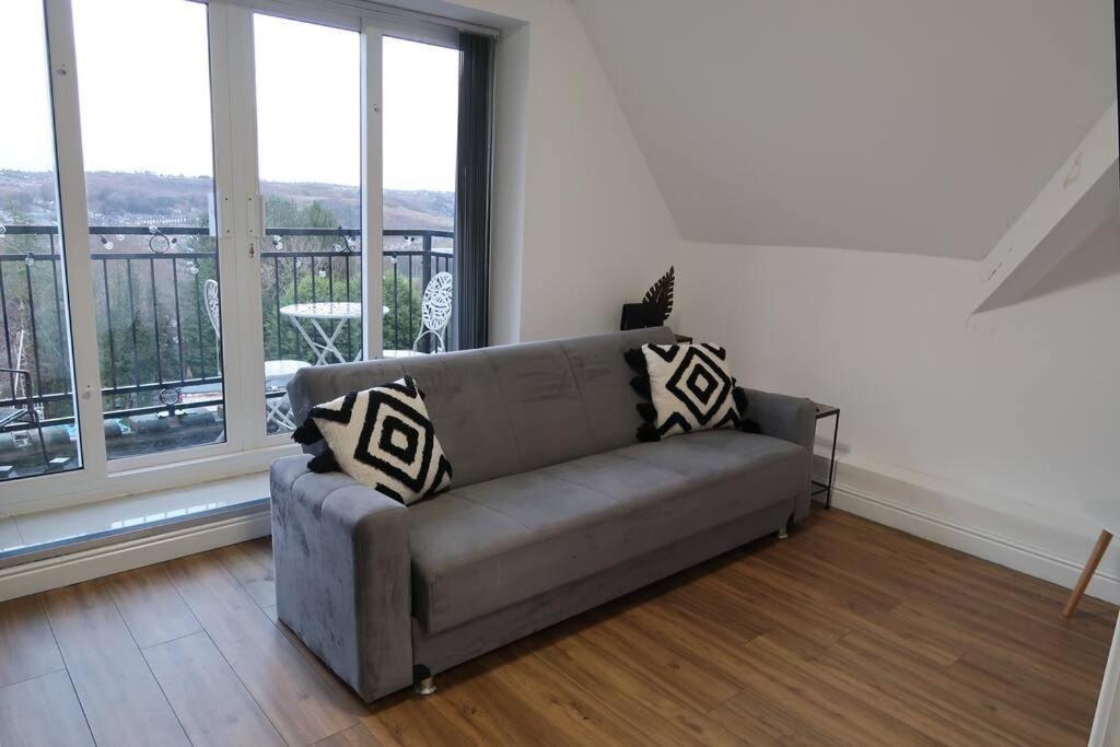 Two-Bedroom Apartment With Scenic Balcony View Shipley  Bagian luar foto