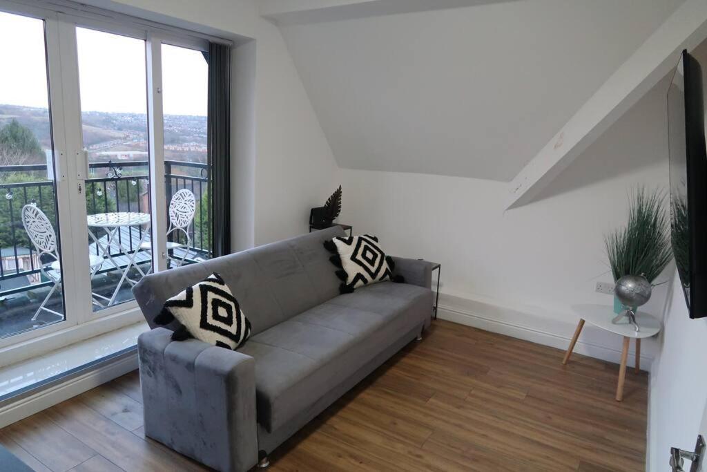 Two-Bedroom Apartment With Scenic Balcony View Shipley  Bagian luar foto